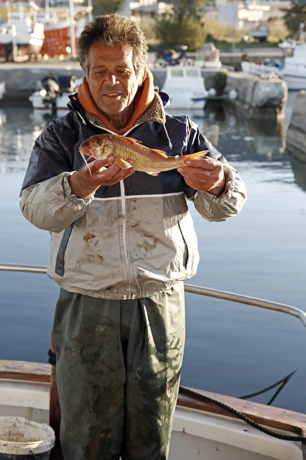 Giorgos-Varvaresos-fisherman-Neapoli-me-ypermegethes-Barbouni-1024x1536.webp