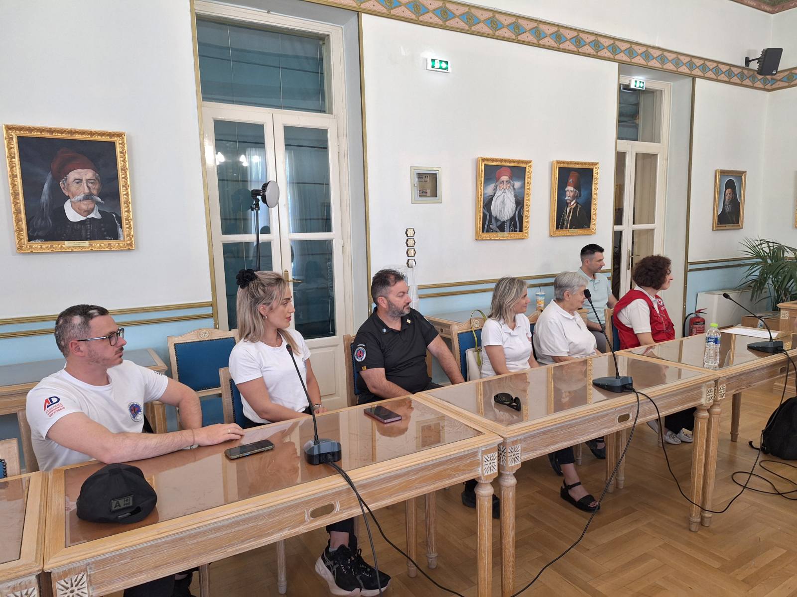 paradosi-apinidoti-ekpaideytikou-exoplismou-1.jpg