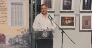 Ο Θ. Βερούτης στα εγκαίνια της έκθεσης φωτογραφίας «Ιστορίες Παραθύρων» της Λέσχης Φωτογραφίας Σπάρτης