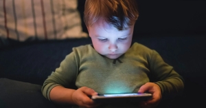 Τι παθαίνει τελικά ο εγκέφαλος των παιδιών όταν μένουν πολλή ώρα μπροστά στην οθόνη;