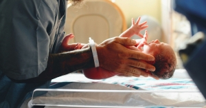 Άνω του 60% οι γεννήσεις με καισαρική στην Ελλάδα: Τριπλάσιες από τον ευρωπαϊκό μέσο όρο