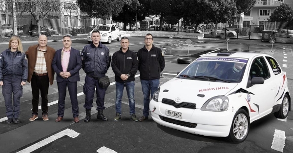 Tα παιδιά που μαθαίνουν τους κανόνες οδικής ασφάλειας με ένα αγωνιστικό όχημα της ΕΛ.ΑΣ. (video)