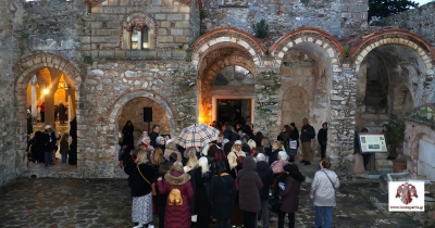 Σε κλίμα κατάνυξης πλήθος προσκυνητών συμπροσευχήθηκε στους Δ΄ Χαιρετισμούς στον βυζαντινό Μυστρά