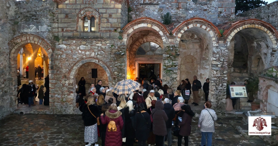 Σε κλίμα κατάνυξης πλήθος προσκυνητών συμπροσευχήθηκε στους Δ΄ Χαιρετισμούς στον βυζαντινό Μυστρά