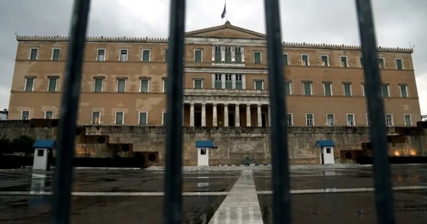 Απομακρύνθηκε από τη Φρουρά της Βουλής δεύτερος αστυνομικός – Συνελήφθη για ενδοοικογενειακή βία