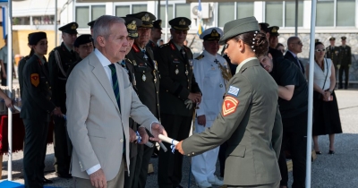 Απονομή πτυχίων από τον ΥΦΕΘΑ Θ. Δαβάκη στην Ορκωμοσία Μονίμων Λοχιών στη ΣΜΥ