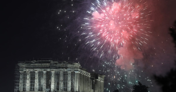 Με αθόρυβα πυροτεχνήματα και η αλλαγή χρονιάς στην Αθήνα και άλλες πόλεις