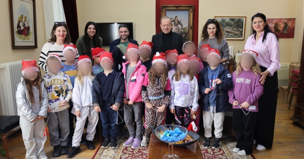 Με κάλαντα και παιδικά χαμόγελα υποδέχθηκε τα Χριστούγεννα το Δημαρχείο Γυθείου