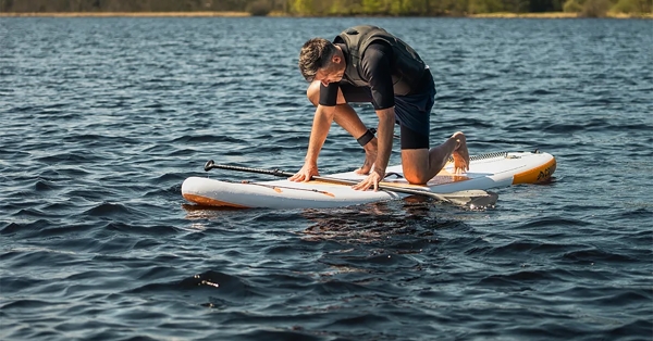 Παροχή συνδρομής σε χειριστή σανίδας όρθιας κωπηλασίας στη Νεάπολη Βοιών