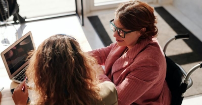 Πρόγραμμα ψηφιακής ενδυνάμωσης για άνω των 65 και ΑμεΑ: Παράταση αιτήσεων από δήμους και φορείς αναπηρίας