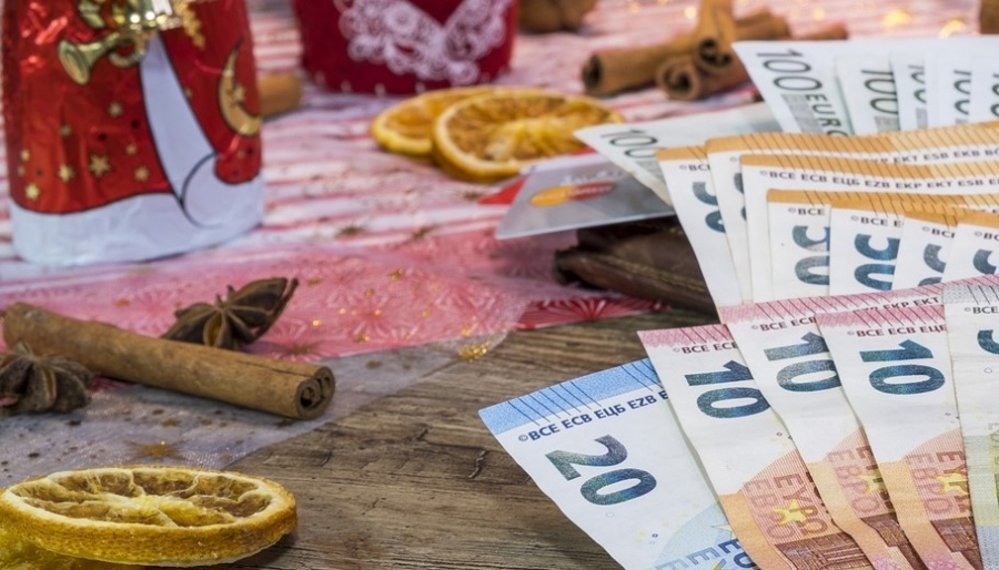 Δώρο Χριστουγέννων – Πώς υπολογίζεται: Ποιοι το δικαιούνται, πόσο θα πάρουν και πότε πληρώνεται