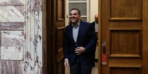 «Να παρακαλέσουμε γονατιστοί τον Τσίπρα να επιστρέψει» είπαν σε εκδήλωση του ΣΥΡΙΖΑ στο Άστρος Κυνουρίας