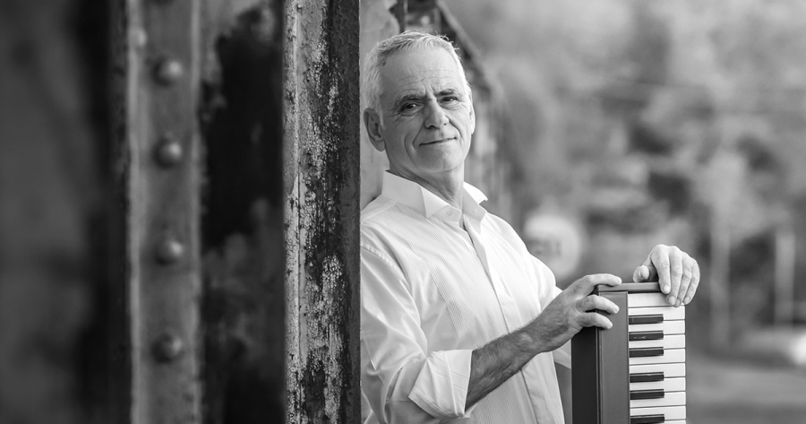 Γράφει ο Β. Μητράκος: Ο Αργύρης Ορφανός στις τελικές φάσεις του Sanremo Senior 2026  με το “The Bridge”
