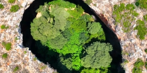 Η μυστηριώδης «μαύρη τρύπα» της Μάνης με το κρυμμένο δάσος