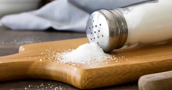 Το φαγητό απ’ έξω έχει περισσότερο αλάτι απ’ όσο νομίζουμε