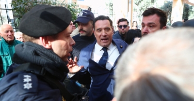 Επεισόδια μεταξύ νοσηλευτών και αστυνομικών στο νοσοκομείο Νίκαιας κατά την επίσκεψη Γεωργιάδη