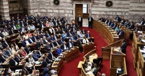 Βουλευτής έπαιζε τάβλι στο κινητό του την ώρα των προγραμματικών δηλώσεων!