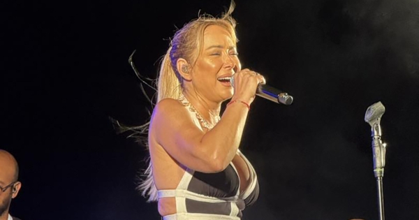 Η Μελίνα Ασλανίδου στη κεντρική πλατεία Απιδιάς την Τετάρτη 6 Αυγούστου