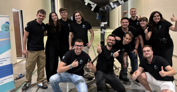 Η Χριστίνα Μυλωνά από τον Βλαχιώτη στην κορυφή του κόσμου με την ομάδα ανεμογεννητριών του ΕΜΠ