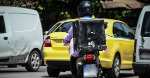 Καύσωνας: Έκτακτα μέτρα για εργαζομένους τη Δευτέρα – Τι ισχύει για delivery και τηλεργασία