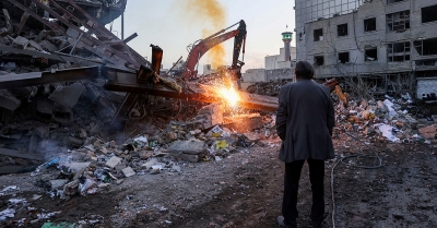 Γράφει η Λίλα Κακαλέτρη: Διάλογος στη Σκιά των Συμφερόντων