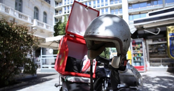 Ο καύσωνας Κλέων «κόβει» τα delivery από τις 12 μέχρι τις 5 το μεσημέρι