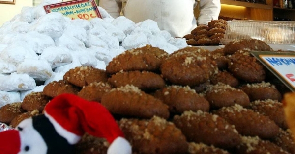 Η απόλυτη χριστουγεννιάτικη «μάχη»: Μελομακάρονο ή κουραμπιές - Ποιο παχαίνει περισσότερο;