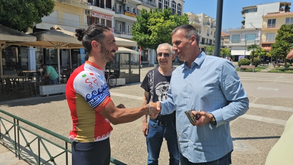 Μια μυρτιά από τον Τάραντα στη πλατεία Σπάρτης (video)