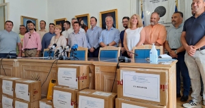 Παράδοση απινιδωτών από την Περιφέρεια Πελοποννήσου