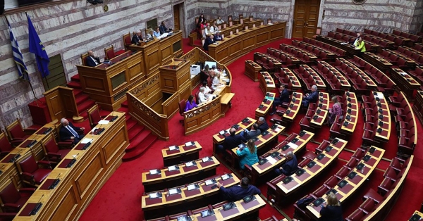 Στη Βουλή η τροπολογία που αυστηροποιεί τις ποινές για τα όπλα - Τι προβλέπεται για παράνομη οπλοκατοχή και μπαλοθιές