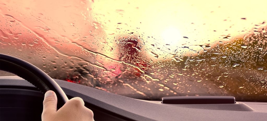 Γράφει ο Λάμπρος Λαμπρόπουλος | Η οδήγηση στη βροχή - 8 βασικά σημεία