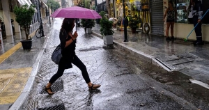 Ισχυρή κακοκαιρία σαρώνει τη χώρα - Πού βρέχει τώρα