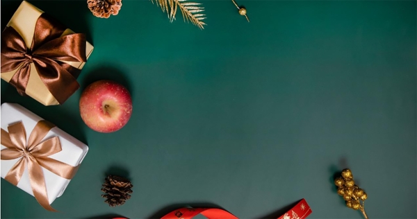 Χριστουγεννιάτικο τραπέζι: Η τέχνη του να εντυπωσιάζεις με απλά υλικά και ατμόσφαιρα