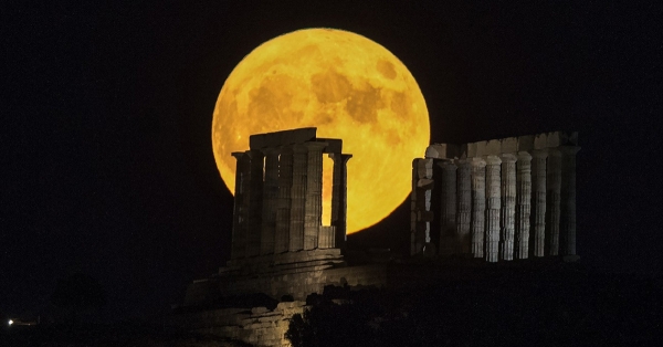 Πανσέληνος Αυγούστου: Μαγευτικές εικόνες από το «φεγγάρι του οξύρρυγχου»