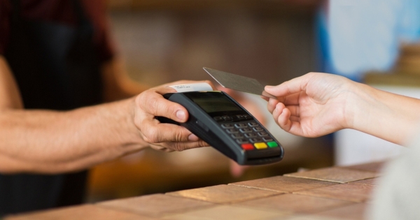 Έναν αθέατο &quot;θησαυρό&quot; στην ελληνική οικονομία αποκάλυψε η υποχρεωτική διασύνδεση των POS με τις ταμειακές μηχανές