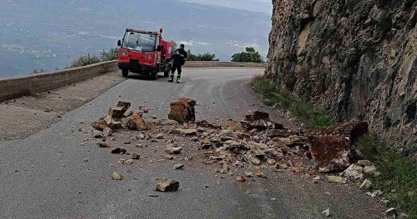 Πτώση βράχων στο δρόμο προς Αναβρυτή