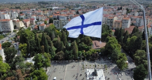 Αγέρωχα κυματίζει η σημαία της Επανάστασης στην Τρίπολη (drone video)