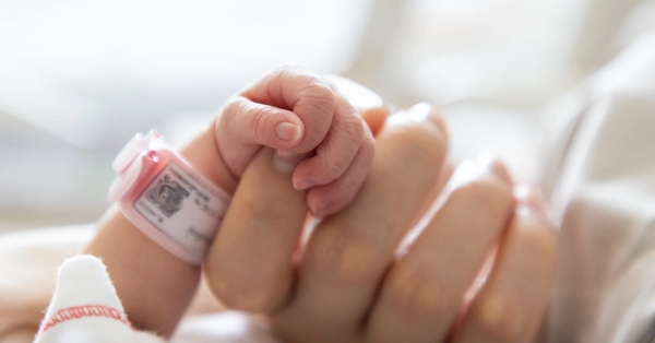 Το πρώτο μωρό του 2025 γεννήθηκε στο Ηράκλειο και είναι αγοράκι - Το δεύτερο, κοριτσάκι στο Ρέθυμνο