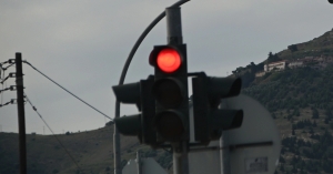 Στο χωριό Λάκωνες βρίσκεται το πιο αργό φανάρι της χώρας - 7 λεπτά αναμονής