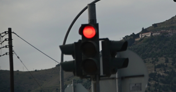 Στο χωριό Λάκωνες βρίσκεται το πιο αργό φανάρι της χώρας - 7 λεπτά αναμονής