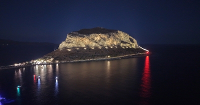 Μια ιστορική βραδιά για τη Μονεμβασία: Ο Βράχος ντύθηκε για πρώτη φορά με φως