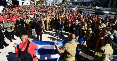 Διαμαρτυρία εποχικών πυροσβεστών έξω από το υπουργείο Πολιτικής Προστασίας