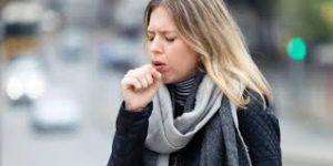 Βήχας: Γιατί επιμένει μετά το κρύωμα ή την ίωση και πότε πρέπει να σας ανησυχήσει και να πάτε σε γιατρό