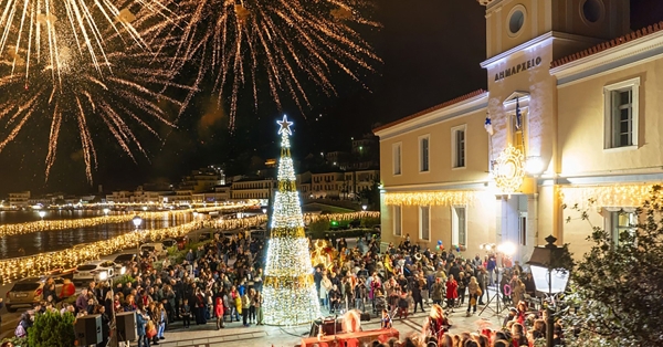 Σήμερα η φωταγώγηση του χριστουγεννιάτικου δέντρου στο Γύθειο - Δείτε LIVE από το LaconiaTV