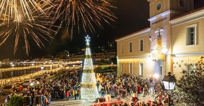 Σήμερα η φωταγώγηση του χριστουγεννιάτικου δέντρου στο Γύθειο - Δείτε LIVE από το LaconiaTV