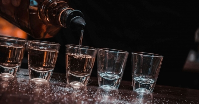 Αλκοόλ και έφηβοι: Ένας στους τρεις 16χρονους στην Ελλάδα πίνει πάνω από 5 ποτά σε ένα βράδυ