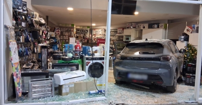 Αυτοκίνητο διαπέρασε τζαμαρία καταστήματος ηλεκτρικών ειδών - Δείτε φωτογραφίες
