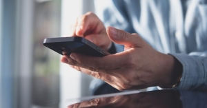 Voucher έως 70 ευρώ για smartphone: Ποιοι είναι οι δικαιούχοι - Πώς θα το πάρετε