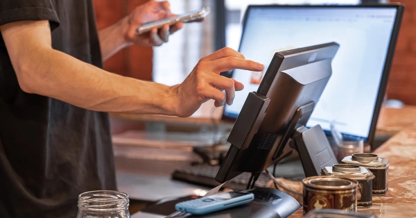 Πυρετός το Σαββατοκύριακο για τους Έλληνες εργαζόμενους – Πρωταθλητές Ευρώπης στην απασχόληση το ΣΚ