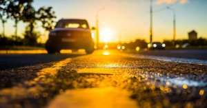 Καύσωνας: Τι πρέπει να προσέξουν οδηγοί και επιβάτες κατά τη διάρκεια οδήγησης